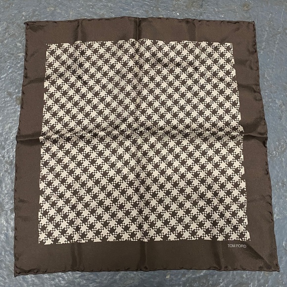 Tom Ford Brown Beige Silk Houndstooth Print Pocket Square - Picture 2 of 5